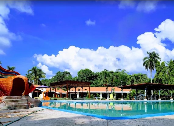 Vista panorámica de la piscina principal
